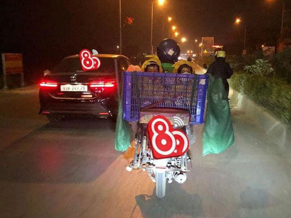 Xót xa hình ảnh ông bố shipper đặt 2 con vào giỏ hàng đi làm giữa trời rét buốt, biểu cảm em bé khiến ai cũng nghẹn ngào