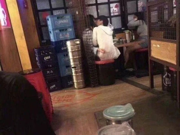 Vừa 'khóa môi' người yêu, chàng trai liền quay sang âu yếm bạn thân khiến dân tình tròn mắt ngạc nhiên