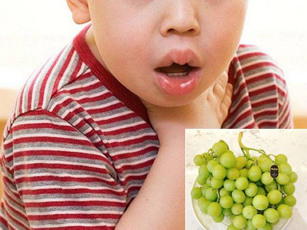 Bé 5 tuổi đang ăn nho thì bất tỉnh, 4 phút vàng cứu con cha mẹ phải biết khi trẻ hóc nghẹn