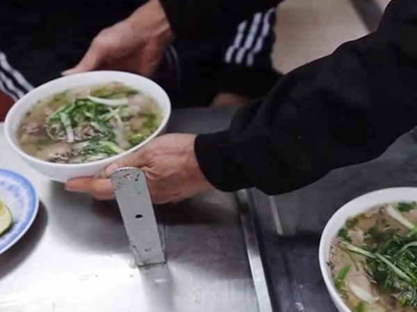 Người dân Hà Nội tranh thủ ăn phở trước khi dừng bán hàng tại chỗ