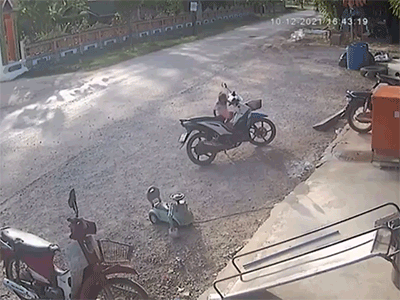 Bé gái khiến người nhà hoảng hốt sau cú vặn ga tai hại