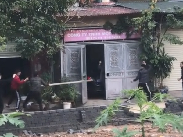Tuyên Quang: Mâu thuẫn, người đàn ông nổ súng vào đám thanh niên quậy phá trước nhà