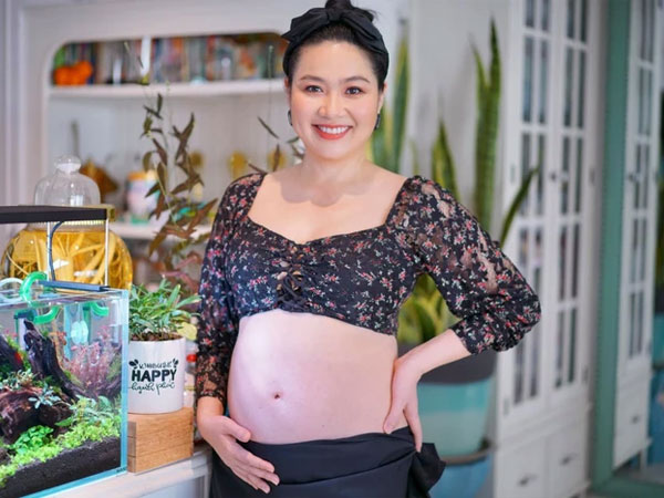 Được khán giả chúc mừng vì tưởng Lê Khánh vừa hạ sinh, nữ diễn viên liền đính chính