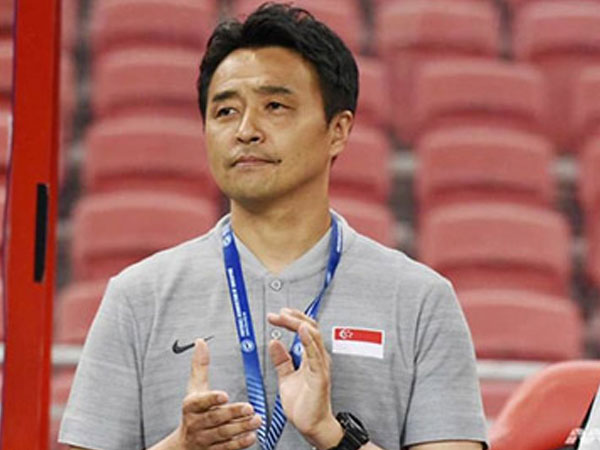 HLV đầu tiên ở AFF Cup từ chức