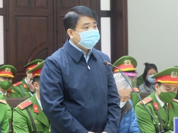 Ông Nguyễn Đức Chung khai chuyện nhờ Bùi Quang Huy mang quà đi biếu 'VIP', đùn đẩy trách nhiệm với cấp dưới khi đối chất