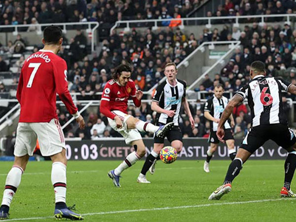 MU thoát thua, Rangnick lần đầu mất điểm ở Ngoại hạng Anh