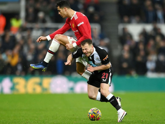 Ronaldo thoát thẻ đỏ sau tình huống 'đá láo' với cầu thủ Newcastle