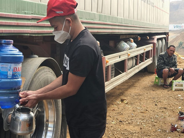 Hai con số giật mình: Thảm cảnh tắc hàng sang Trung Quốc còn lâu mới hết