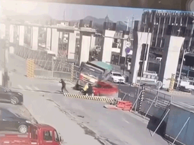 Kinh hoàng khoảng khắc 3 người bị sỏi đất vùi lấp sau vụ lật xe kinh hoàng