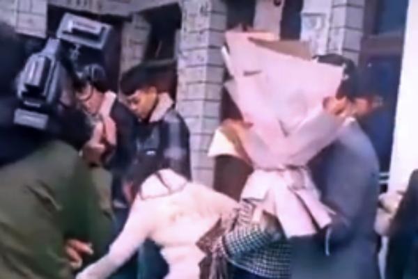 Bị ép uống mấy chục chén rượu mới được đón dâu, chú rể tức tối ném hoa bỏ đi nhưng lại được khách khứa cổ vũ nhiệt tình