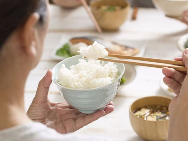 6 sai lầm nguy hiểm khi ăn cơm của nhiều người Việt, nếu không sớm thay đổi thì bạn sẽ 'rước' đủ thứ bệnh