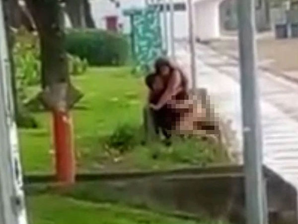 SỐC: Cặp đôi thản nhiên 'mây mưa' trên ghế đá, mặc kệ đám đông chỉ trỏ, nhắc nhở