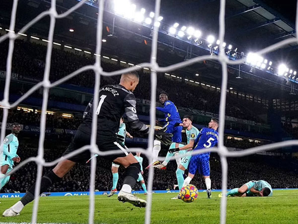 Cựu sao MU ghi bàn phút bù giờ, Chelsea ôm hận trước Brighton