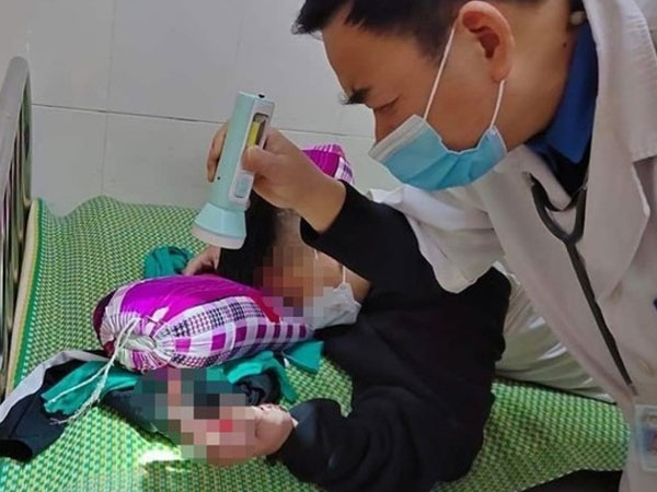 Điện thoại phát nổ khi sạc pin, nam sinh bị dập nát bàn tay