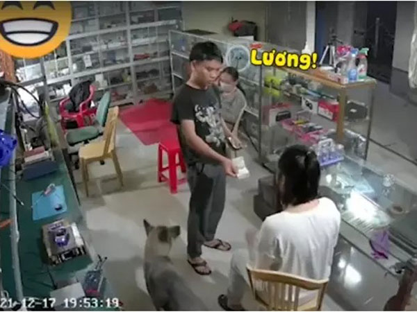 Chồng oai phong chống nạnh quát ầm nhà, chỉ nói một từ mà khiến vợ ngoan ngoãn nghe theo, dân tình biết nội tình thì cười không khép được miệng