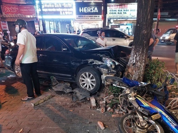 Ô tô ‘điên’ tông loạn xạ ở Bình Dương