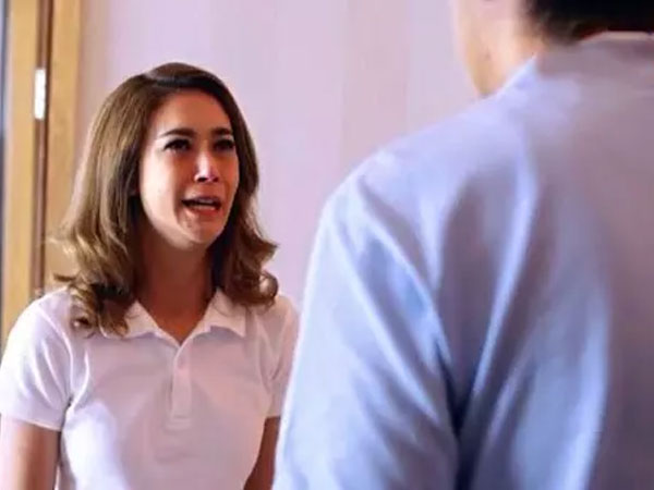 Vợ mua lọ kem dưỡng da 200k, chồng thẳng tay tát rồi ném vỡ tan