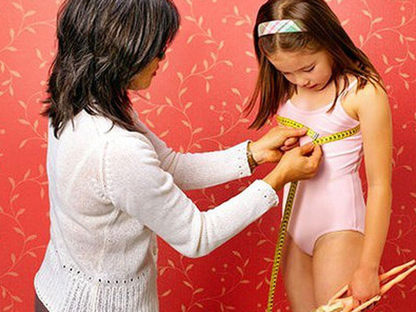 Mẹ rất chú ý đến ăn uống nhưng con gái 4 tuổi vẫn dậy thì sớm, cảnh báo 4 dấu hiệu cần đưa con đi khám ngay