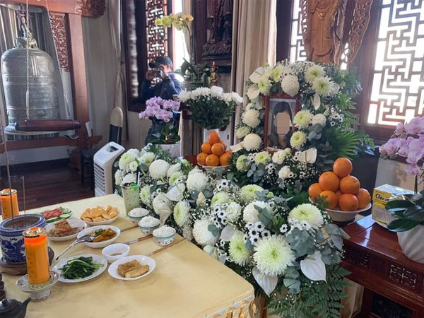 Gia đình tổ chức lễ cầu siêu cho bé gái bị bạo hành tử vong: Nhìn di ảnh em, trái tim bao người thắt lại