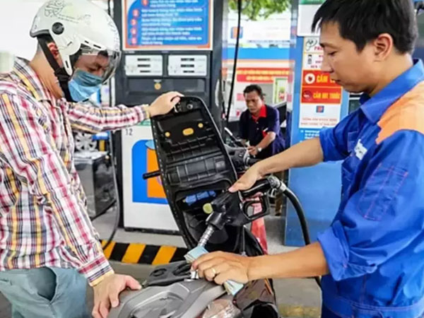 Năm mới 2022: Lương hưu thêm một tý, xăng tăng giá dồn dập hơn