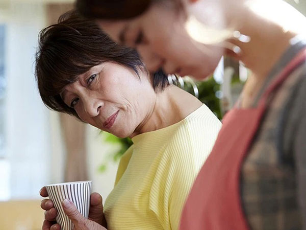 Ghen với con dâu vì thấy con trai đút vải thiều cho vợ, mẹ chồng thái độ ra mặt nhưng màn xử lý sau đó của cặp đôi khiến dân tình phải nể vì...quá tinh tế!