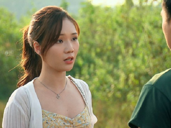 Khán giả tranh cãi vì nữ y tá thôn quê mặc sexy nhất 'Phố trong làng'
