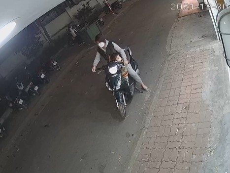 Clip: Vợ chở theo con nhỏ canh chừng cho chồng trộm xe gây phẫn nộ