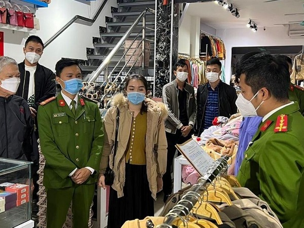 Khởi tố vụ án, khởi tố bị can đối với vợ chồng chủ shop quần áo làm nhục người khác