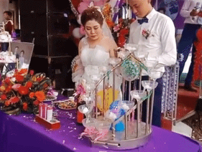 Bật rượu vô tình làm 'tím mắt' cô dâu, phản ứng sau đó của chú rể bị dân tình chỉ trích dữ dội
