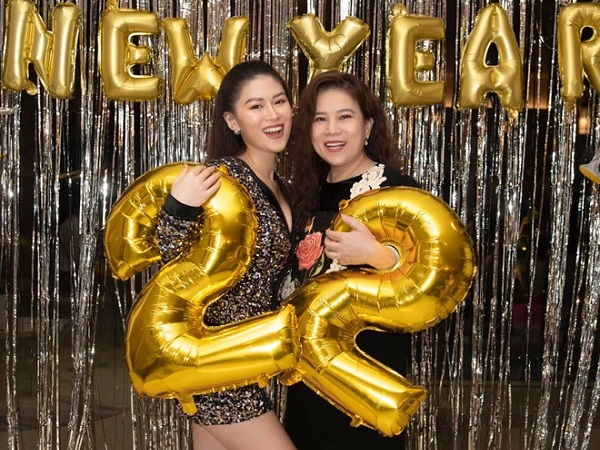 Hội nhà giàu Việt đón năm mới: Người quẩy trên du thuyền, người mở tiệc tưng bừng hoành tráng tại gia