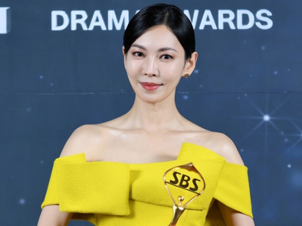 SBS Drama Awards 2021: Kim So Yeon đánh bại Song Hye Kyo, Kim Yoo Jung đại thắng trước Kim Da Mi