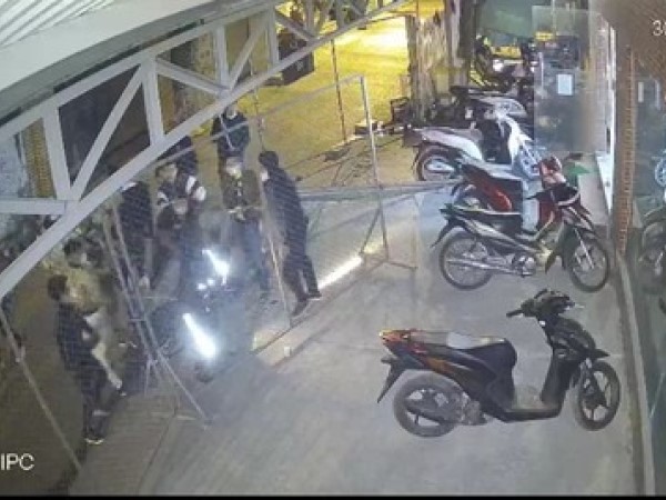 Điều tra vụ nhóm đối tượng phá cửa xông vào quán bida đánh người
