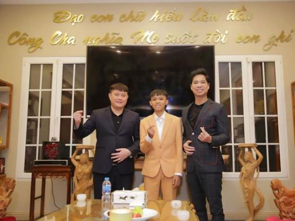 Hồ Văn Cường diện vest bảnh bao hát cùng Ngọc Sơn trong ngày đầu năm mới