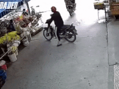 Người đàn ông rồ ga lao thẳng vào hàng bán hoa đầy khó hiểu