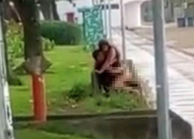 Cặp đôi vô tư 'ân ái' ở ghế đá bên đường, bị người quay video hét vào mặt vẫn tỉnh bơ