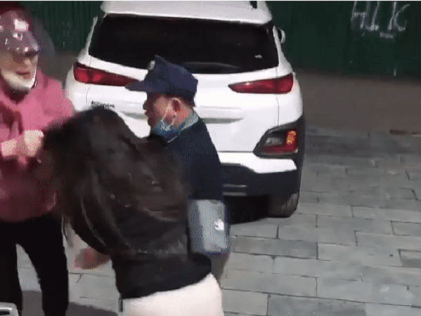 Clip: Vợ túm tóc 'tiểu tam' đánh tới tấp, chồng ôm chặt nhân tình