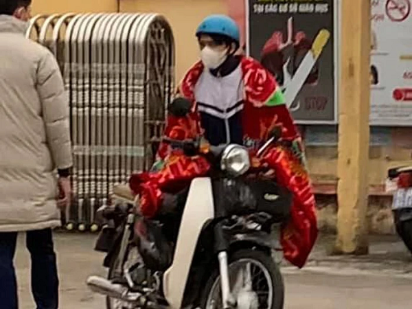 Clip: Nam sinh đi học với phong cách không giống ai, dân tình nhìn thấy đành phải lắc đầu chịu thua