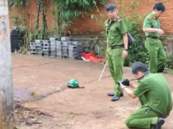 Chồng gục ở sân giếng, vợ cầm búa đứng cạnh thi thể