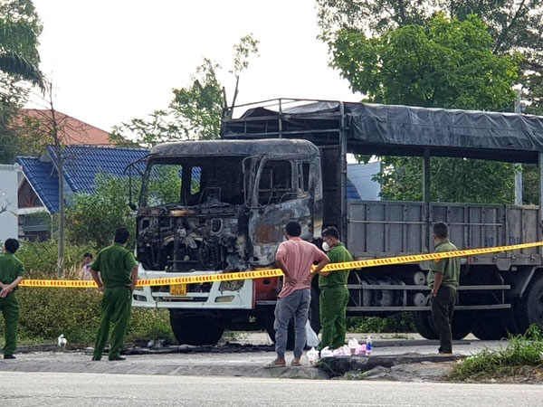 Ôtô bốc cháy không rõ nguyên nhân, một thi thể cháy đen