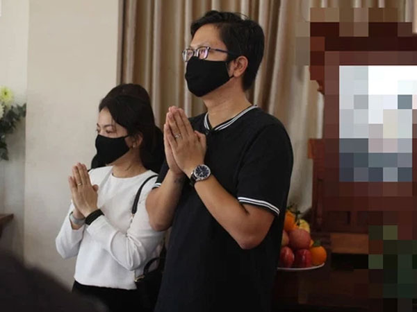 Sự thật hình ảnh mẹ bé 8 tuổi lộ diện tiều tụy trong lễ cầu siêu của con gái