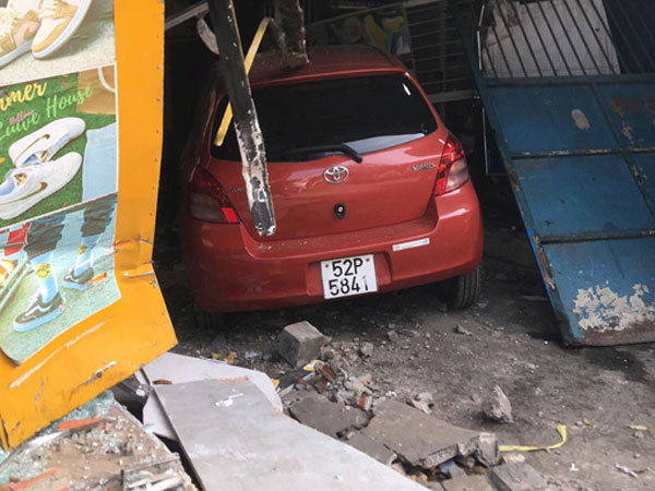Quý bà lái ô tô lao qua đường, tông 2 xe máy rồi 'hạ gục' cổng sắt nhà dân