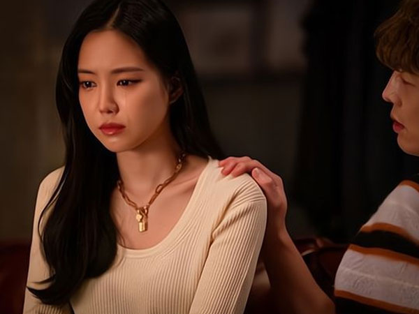 Biết tôi đi khách sạn 'vui vẻ' với người tình đúng lúc chồng trên bàn mổ, mẹ chồng gào lên sỉ vả rồi phải sụp xuống cảm ơn