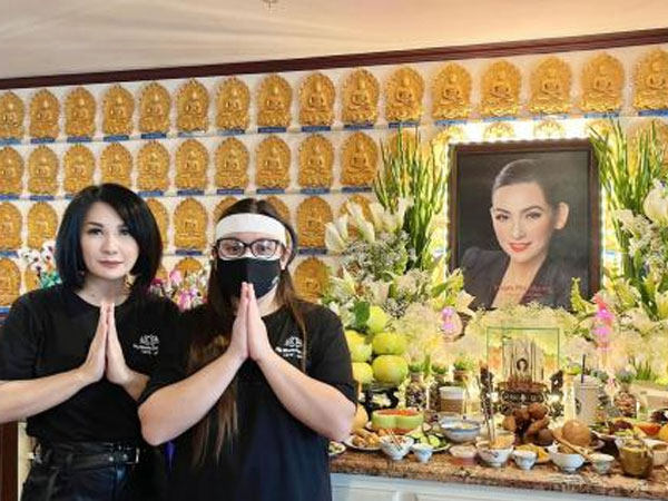 Tròn 100 ngày mẹ mất, con gái cố ca sĩ Phi Nhung nghẹn ngào: 'Mẹ đang ở đâu vậy?'