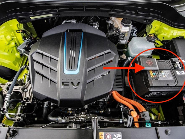 Vì sao ô tô điện vẫn không thể thiếu ắc quy thường 12V?
