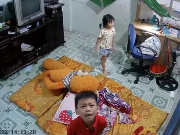CLIP:  Cướp liều lĩnh đập cửa nhà ở Đồng Nai, 2 cháu nhỏ rúm ró đưa tài sản