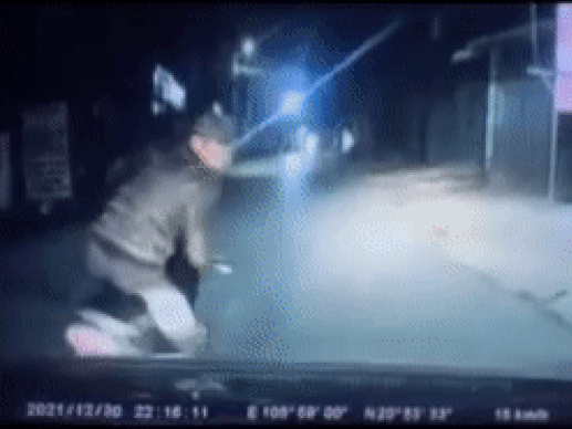Clip: Nam thanh niên đánh võng trước đầu ô tô, còn hung hăng gây sự với tài xế và cái kết 'chạy đứt dép'