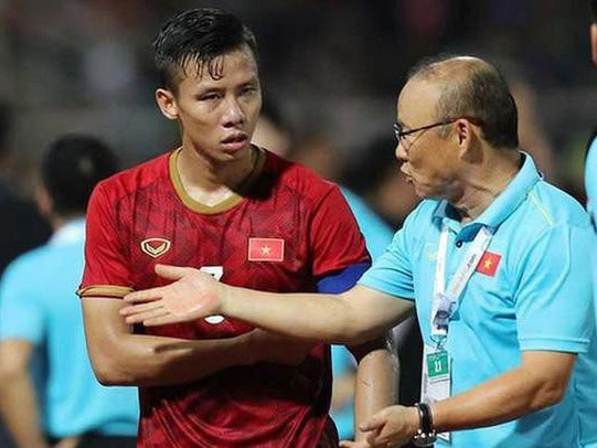 Vì sao ông Park lấy lại băng đội trưởng của Quế Ngọc Hải?