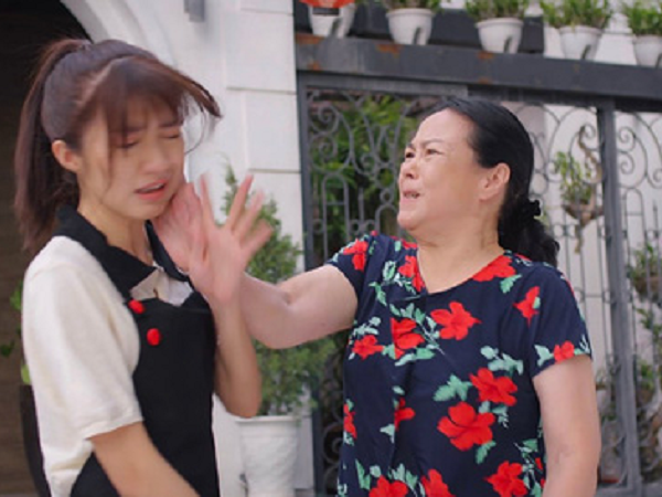 Thương ngày nắng về tập 23: Bà Nga tức điên khi phát hiện Vân Vân học hành bết bát, đi bưng bê bị khách làm nhục
