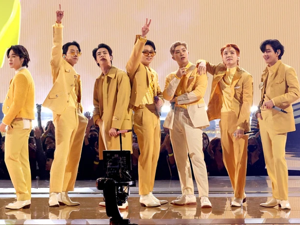 Grammy 2022 hoãn vô thời hạn, BTS cũng hủy bỏ kế hoạch sang Mỹ biểu diễn trực tiếp