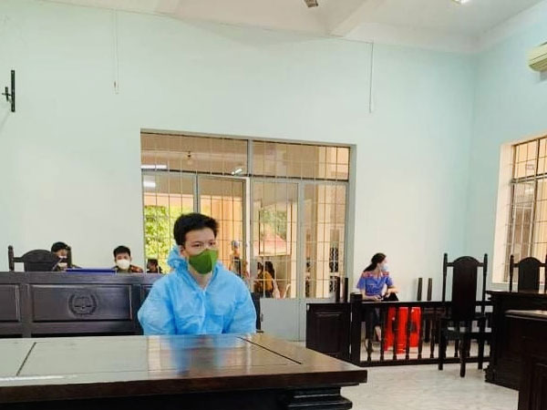 Gã đàn ông đang giở trò đồi bại với con gái của vợ 'hờ' thì bị quay phim